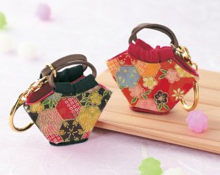 縫わずに作る!和のミニ帯キーホルダー - パナミ手芸の総合 縫わずに作る!和のミニ帯キーホルダー - パナミ手芸の総合